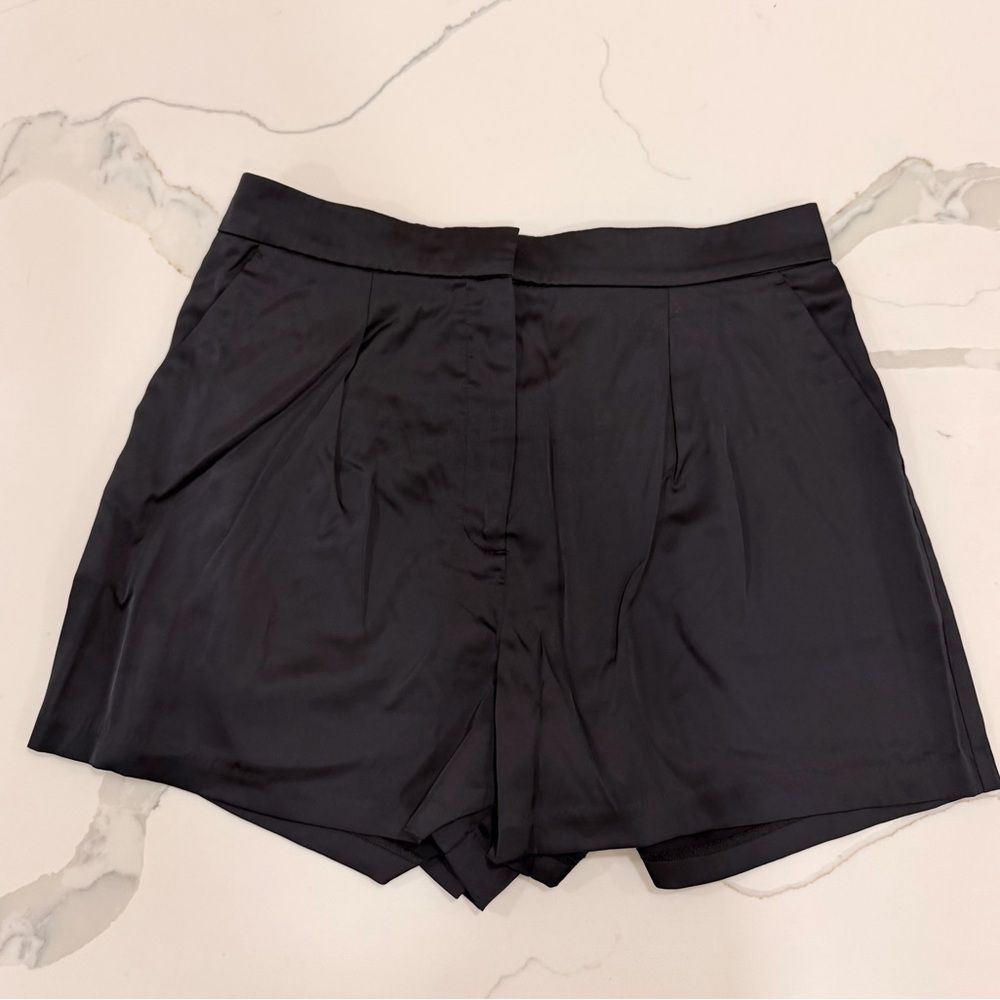 Abercrombie & Fitch Black High-Waist Pleated Shorts L